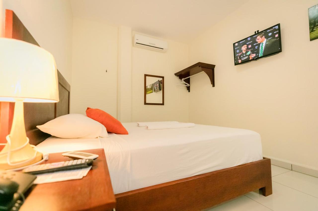 Hotel Mediterraneo Inn Santa Rosa de Lima 外观 照片
